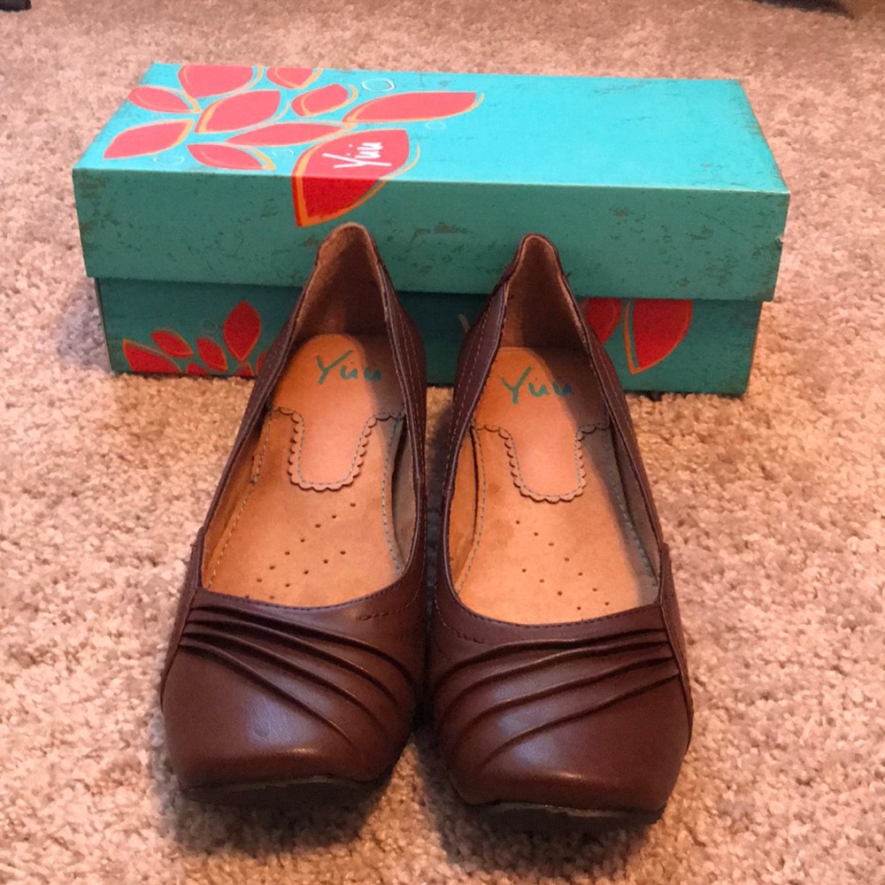 Yuu dark brown flats.